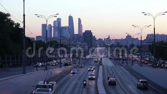 俄罗斯莫斯科大城市高速公路夜间交通视频的预览图
