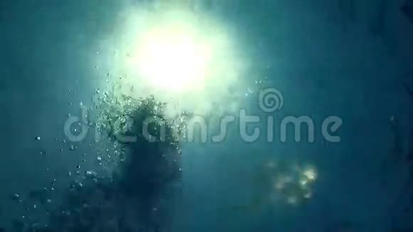 蓝色水中的空气气泡视频的预览图