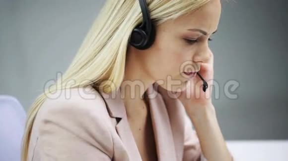 办公室里戴耳机的女商人视频的预览图