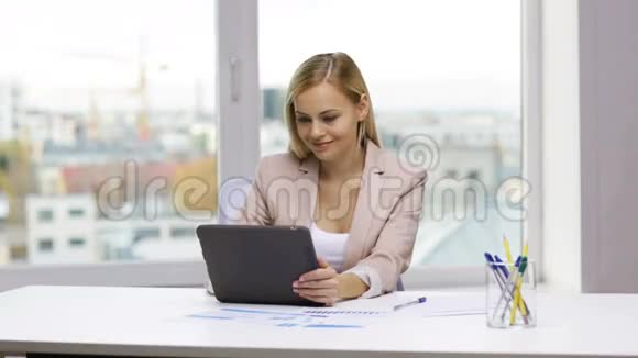 微笑的女商人或带平板电脑的学生视频的预览图