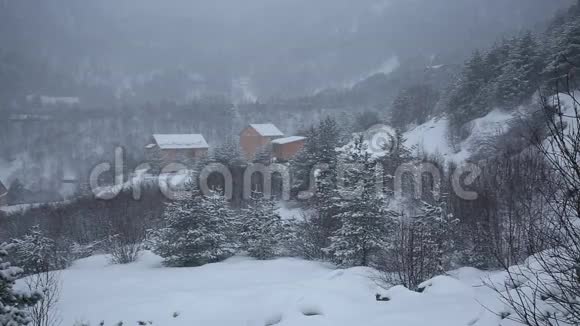 俄罗斯北奥塞梯共和国阿拉尼亚电影中高加索山脉冬季暴风雪视频的预览图