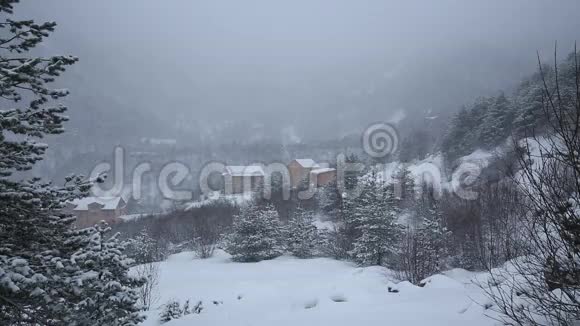 俄罗斯北奥塞梯共和国阿拉尼亚电影中高加索山脉冬季暴风雪视频的预览图