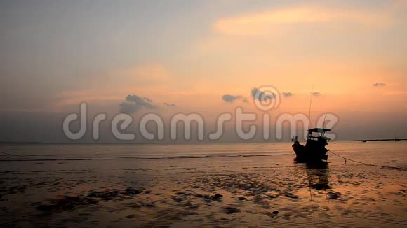 海滩上的船和日落视频的预览图