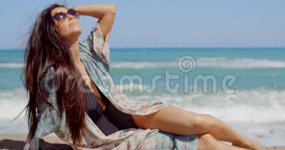 美丽的年轻女子在沙滩放松视频的预览图