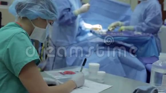 外科团队在手术室工作视频的预览图
