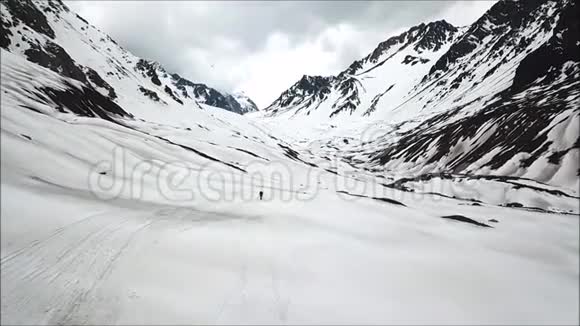 智利圣地亚哥山雪景观视频的预览图