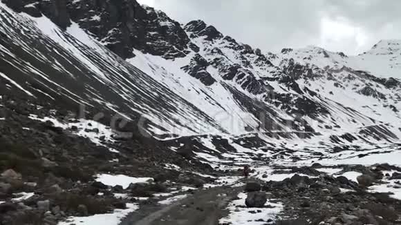 智利圣地亚哥山雪景观视频的预览图