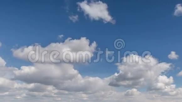 俄罗斯时间流逝早春在唐的大草原上云在冬小麦的田野上移动视频的预览图