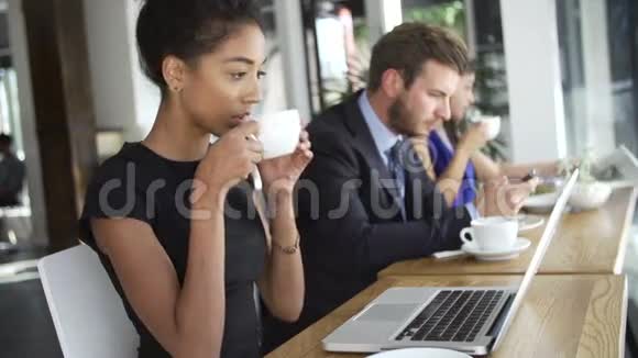 女商人在咖啡店用笔记本电脑视频的预览图