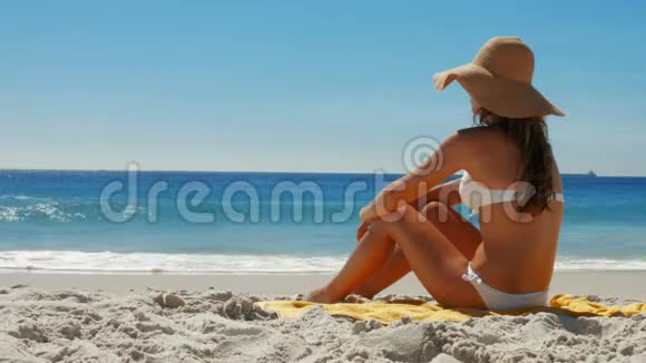美丽的女人在海滩上放松视频的预览图