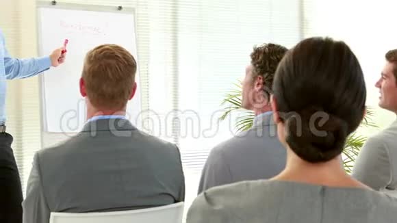 女商人在会议上问问题视频的预览图