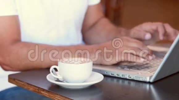 快乐的人用他的笔记本电脑视频的预览图