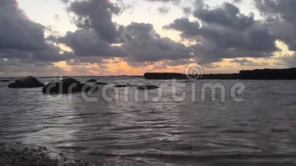 从夏威夷考艾岛的卡帕海滩看到太平洋上空的黎明视频的预览图