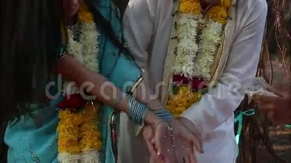 新娘和新郎参加印度婚礼视频的预览图