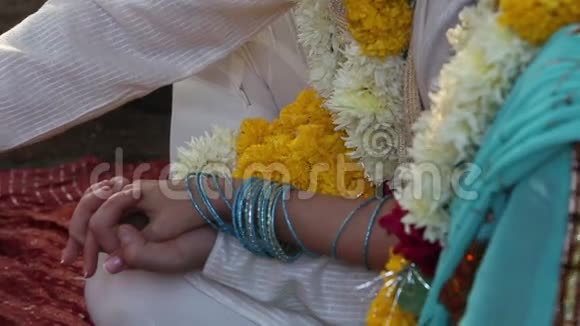 新娘和新郎参加印度婚礼视频的预览图