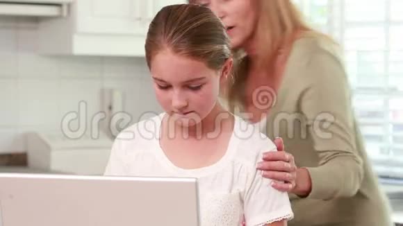 母女俩一起用笔记本电脑视频的预览图