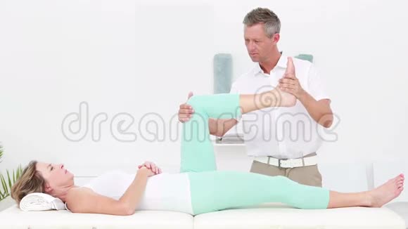 理疗师为病人做腿部伸展运动视频的预览图