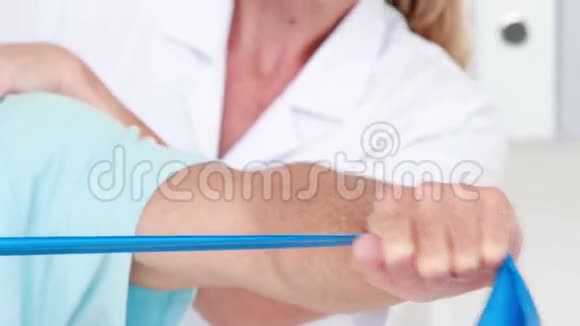 医生检查她的病人视频的预览图