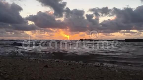 从夏威夷考艾岛的卡帕海滩看到太平洋上空的日出视频的预览图