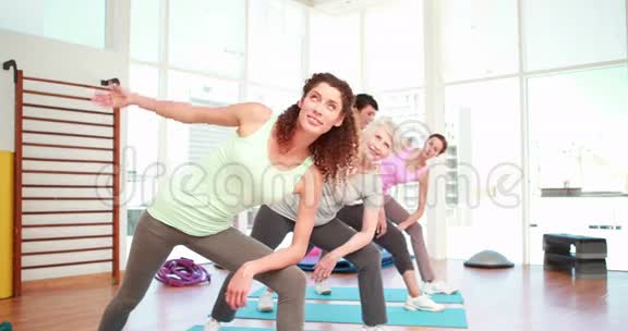 女人在瑜伽课上伸展身体视频的预览图