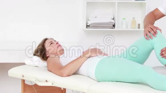 物理治疗师为病人做腿部按摩视频的预览图