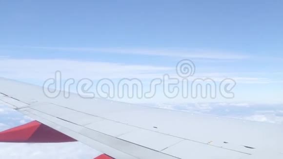 从空中俯瞰飞机窗视频的预览图