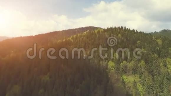 喀尔巴阡山脉的空中飞行视频的预览图