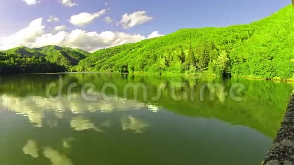 湖和山体景观视频的预览图
