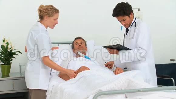 医生检查一个病人视频的预览图