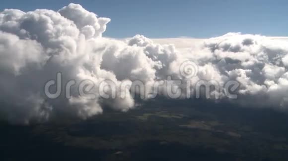 从云层和陆地上的飞机窗口观看视频的预览图