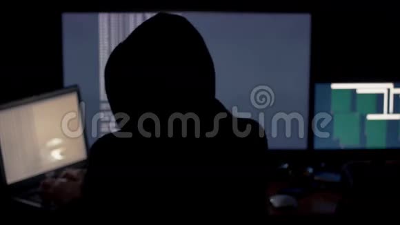 在黑暗的房间里用电脑破解引擎盖密码视频的预览图