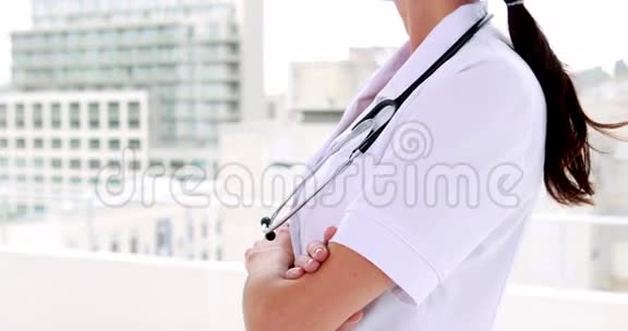 漂亮的护士对着镜头微笑视频的预览图