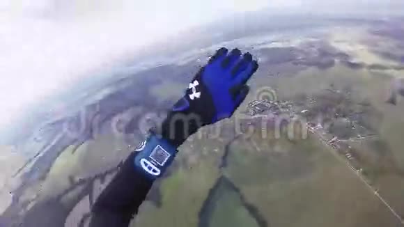 专业跳伞运动员在绿野上空跳伞身高极限运动视频的预览图