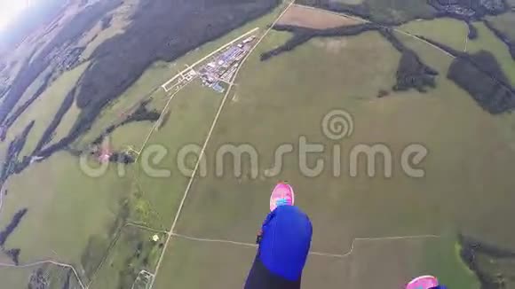 专业的跳伞运动员在绿野上空跳伞身高体育运动视频的预览图
