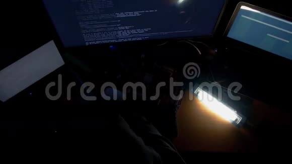 在黑暗的房间里用电脑破解引擎盖密码视频的预览图