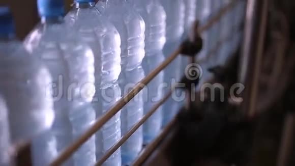 生产水瓶输送行业视频的预览图