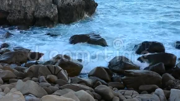 美丽的热带海洋有岩石和波浪视频的预览图