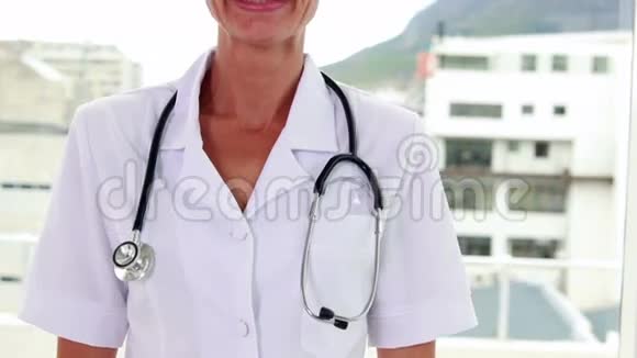 漂亮的护士对着镜头微笑视频的预览图