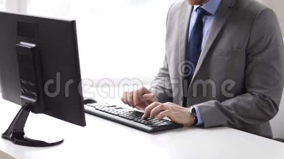 关闭商人手在键盘上打字视频的预览图