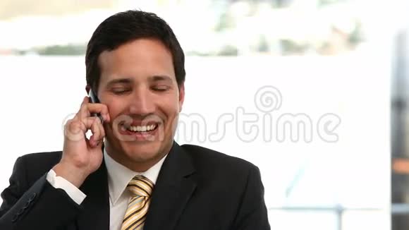 商人在电话里笑视频的预览图