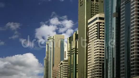 现代摩天大楼谢赫扎耶德路迪拜阿拉伯联合酋长国迪拜是世界上增长最快的城市视频的预览图
