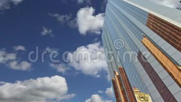 现代摩天大楼谢赫扎耶德路迪拜阿拉伯联合酋长国迪拜是世界上增长最快的城市视频的预览图