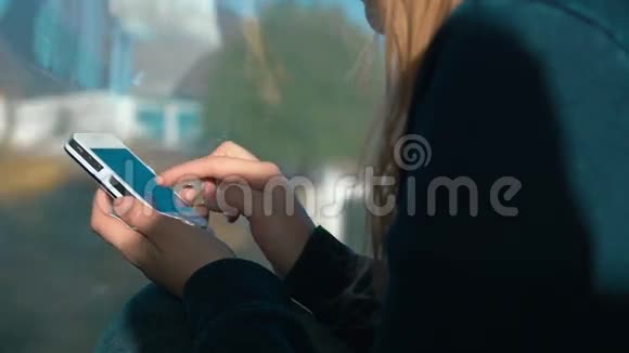 女人在智能手机上输入信息视频的预览图