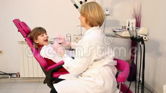 女牙医和小女孩视频的预览图