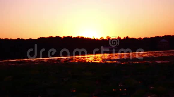 湖水倒影中的夕阳视频的预览图