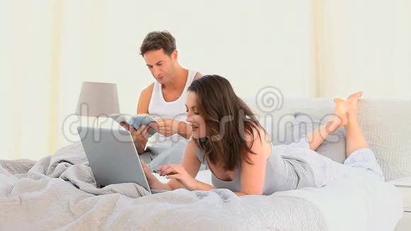 他们床上的漂亮情侣视频的预览图