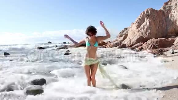 很漂亮的沙滩舞者视频的预览图