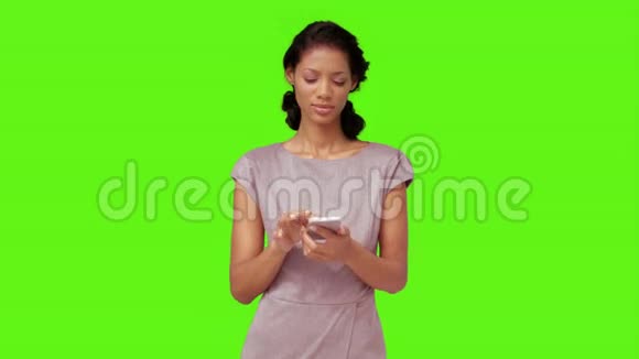 女商人用她的智能手机视频的预览图
