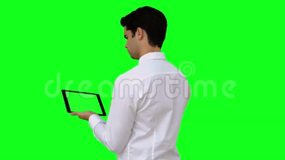 商人用他的平板电脑视频的预览图
