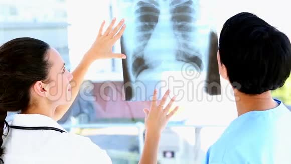 医生和护士讨论x射线视频的预览图
